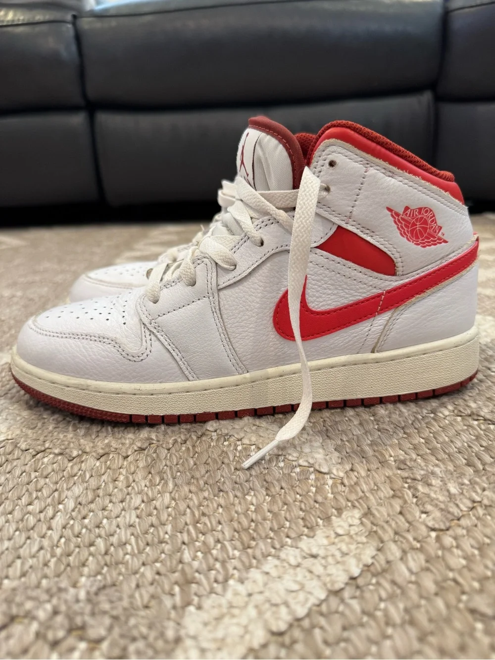 Air Jordan 1 Mid SE GS “White/Dune Red Size 6Y